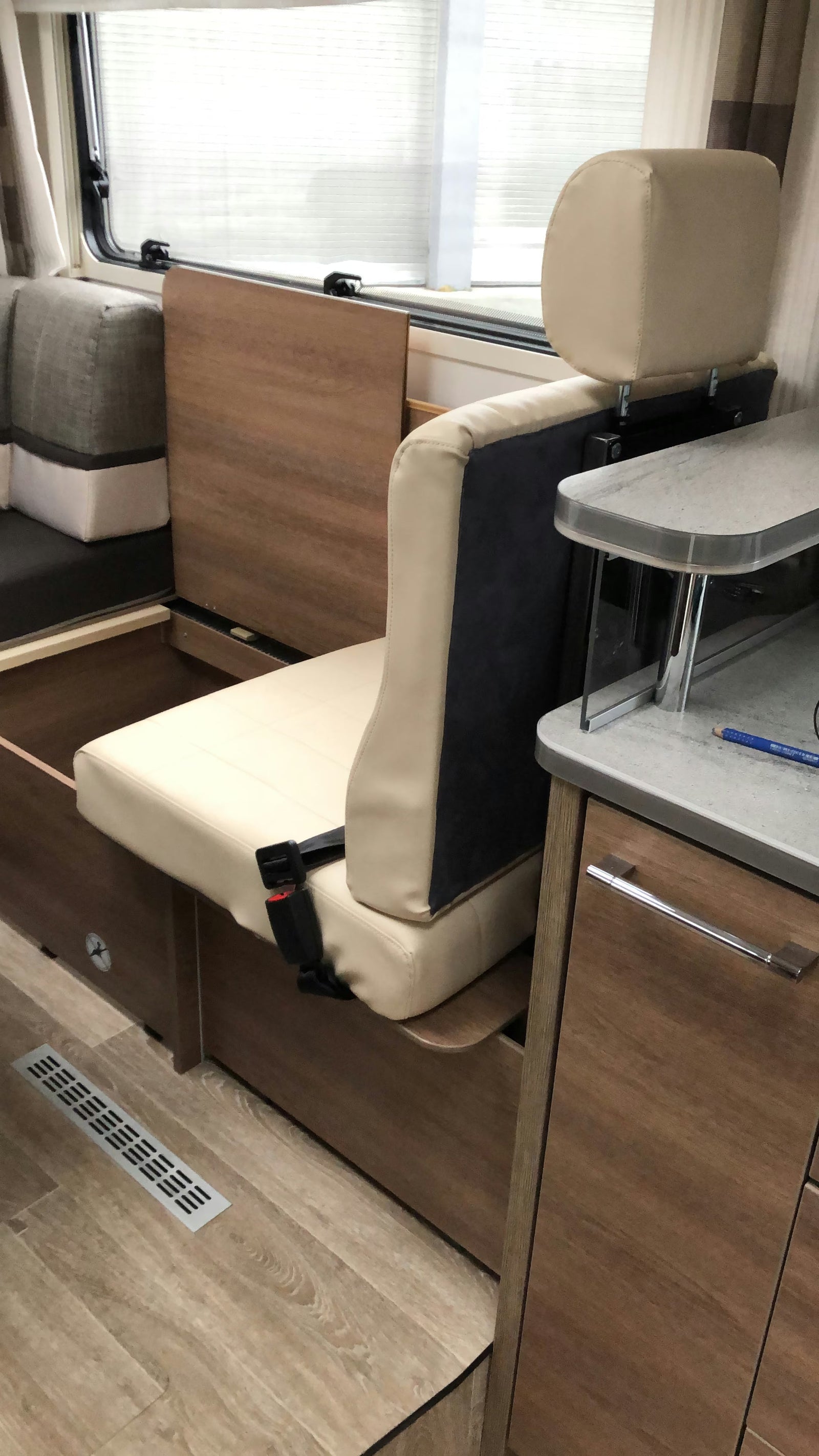 Beckengurt gegen die Fahrtrichtung in der Hecksitzgruppe oder Dinette