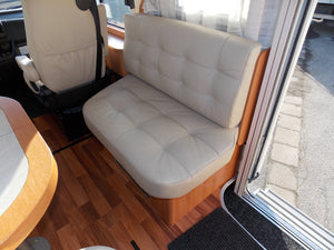 Beckengurtsystem für einen Sitzplatz gegen die Fahrtrichtung in vorhandener Sitztruhe hinter der ersten Sitzreihe nachrüsten. Inklusive Fertigung einer steckbaren Rückwand.