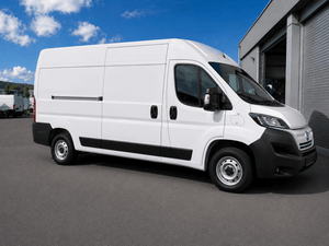 Weißer Fiat Ducato Kastenwagen (30/33/35, ab 2006) vor der Werkstatt