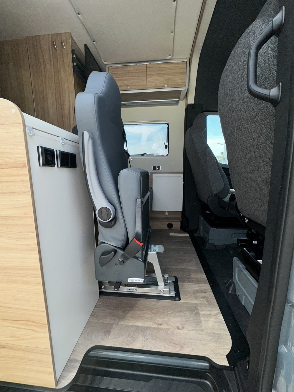 Fünfter Sitzplatz im Wohnmobil nachgerüstet – Einzelsitz mit Konsole, Seitenansicht
