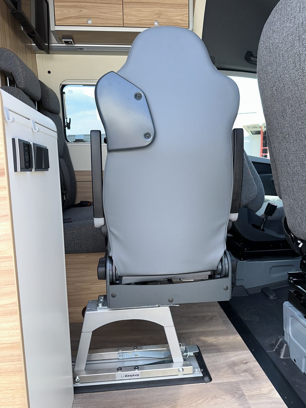 Nachgerüsteter Einzelsitz im Wohnmobil – Rückansicht mit Montagekonsole