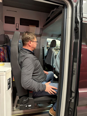 Probesitzen auf nachgerüstetem Einzelsitz im Wohnmobil