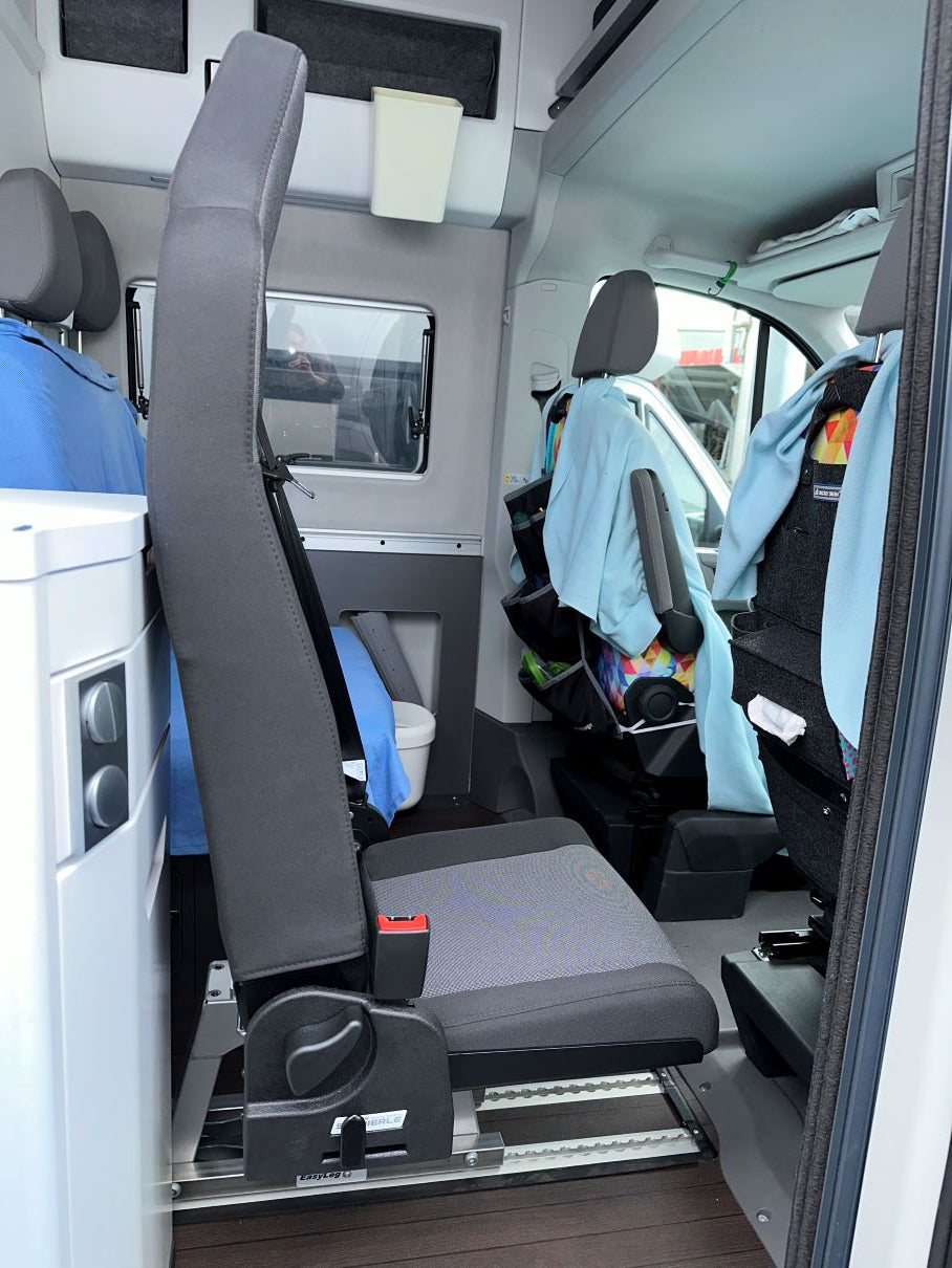 Zusätzlicher Einzelsitz im Wohnmobil-Gang, Rückenlehne aufgestellt