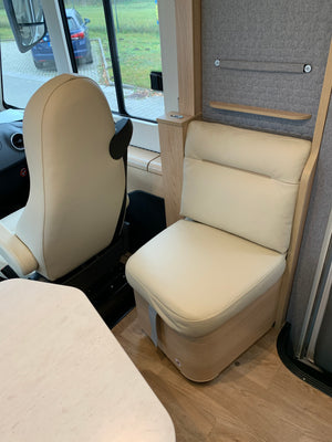Beckengurtsystem für einen Sitzplatz gegen die Fahrtrichtung in vorhandener Sitztruhe hinter der ersten Sitzreihe nachrüsten. Inklusive Fertigung einer steckbaren Rückwand.